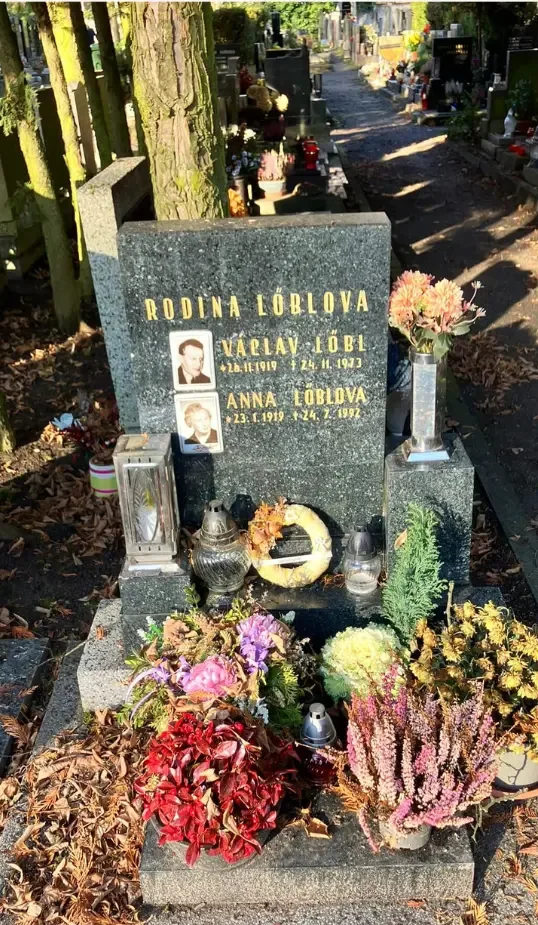 Hrob v Mělníku před úklidem – spadané listí a zvadlá výzdoba