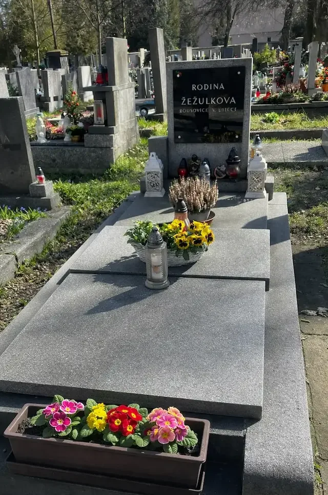 Tentýž dvojhrob po očištění desky a výměně květin